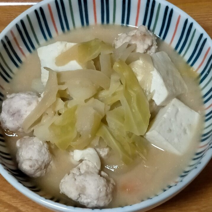 鶏団子と豆腐とじゃがいもとキャベツの食べる味噌汁